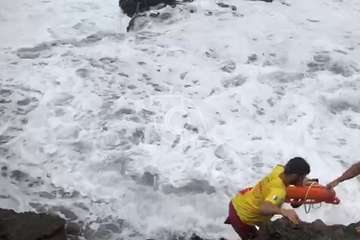 Rescatados cuatro jóvenes en apuros en la Cueva de la Reina Mora, en la costa de La Garita (Foto TA)